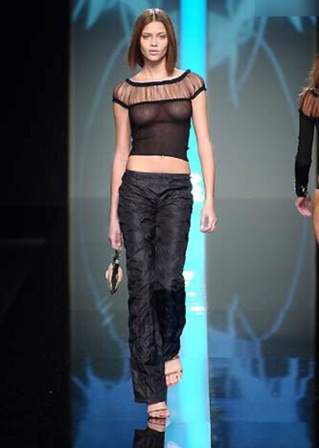 ピアス乳首オンリーファンズ アートヌード 写真