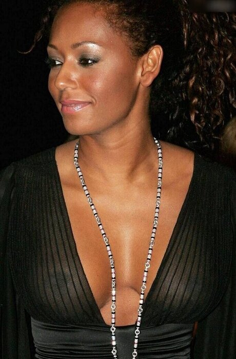 成熟した黒人女性オンリーファンズ セクシー 写真