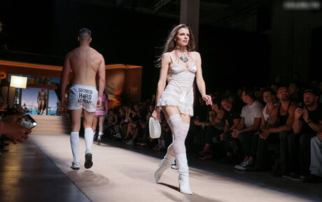 女性フィットネス オンリーファンズ ベスト 写真