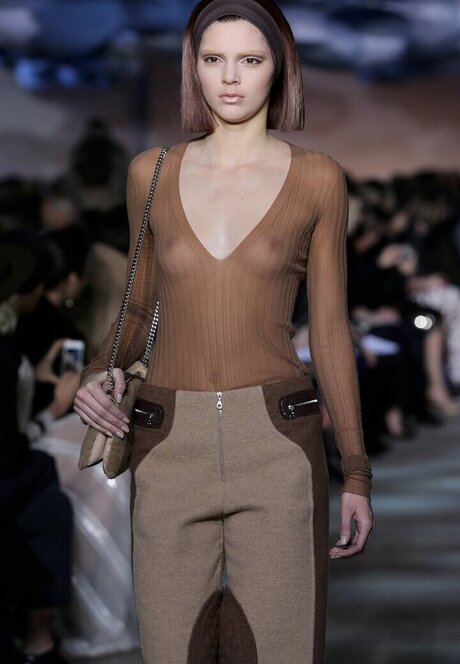 痩せたアジア人ティーン OnlyFans トップ ギャラリー