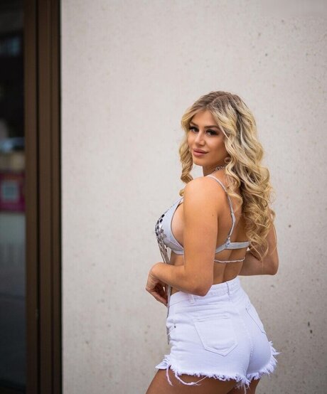 曲線美の女の子オンリーファンズ ホットセックス 写真