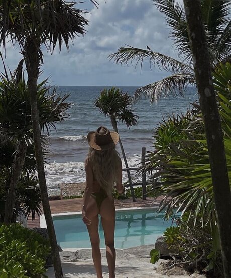 マイクロTバックOnlyFans ヌード 写真