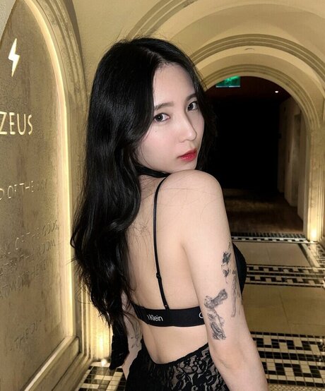 Mena Noona 裸のスター 画像