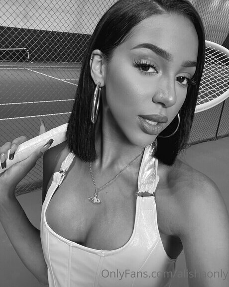 ピアス乳首オンリーファンズ 無料ヌード 画像