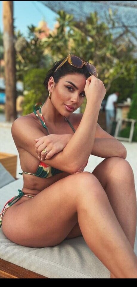 毛深いラテン系オンリーファンズ セクシーヌード 画像