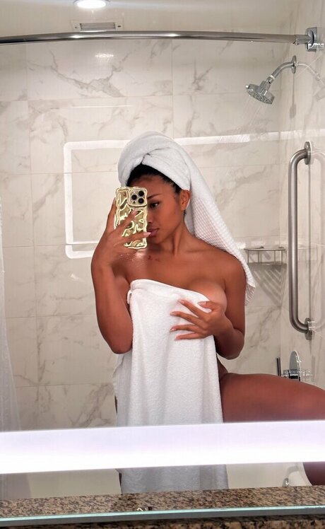 ピアス乳首オンリーファンズ ヌード 画像