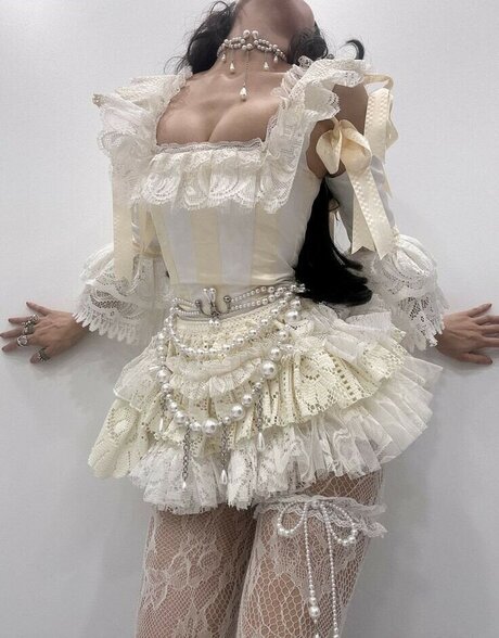 巨乳の熟女オンリーファンズ セクシー裸 画像