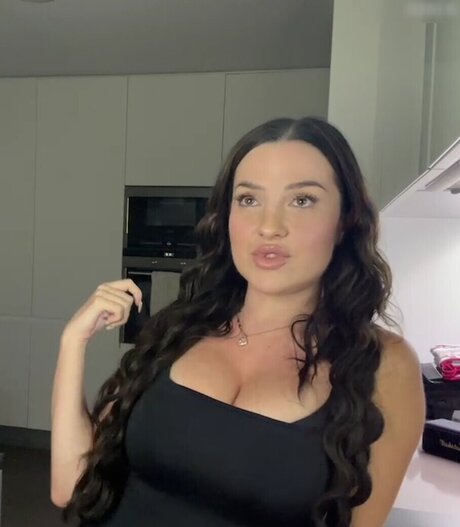 曲線美の女の子オンリーファンズ 美しいxxx 画像