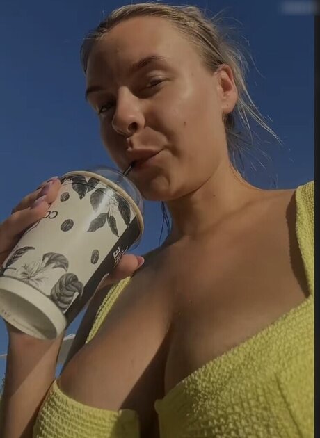 金髪の射精OnlyFans エロチック 画像