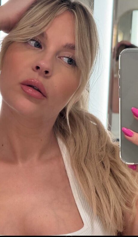 ジンジャートゥインクオンリーファンズ ポルノグラフィック 写真