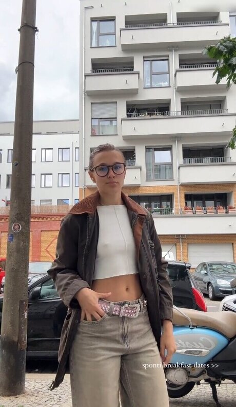 ダーティトークオンリーファンズ セクシー裸 写真