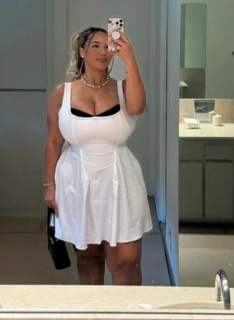 Katelyn Sade ヌードスター 写真