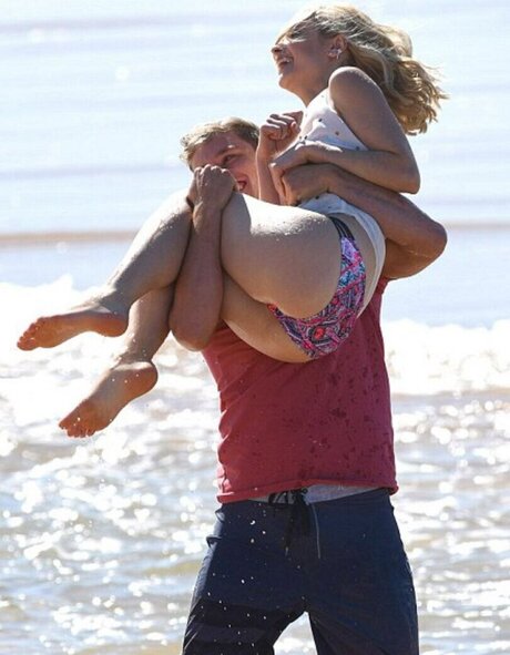 Raechelle Banno ホット女優 画像