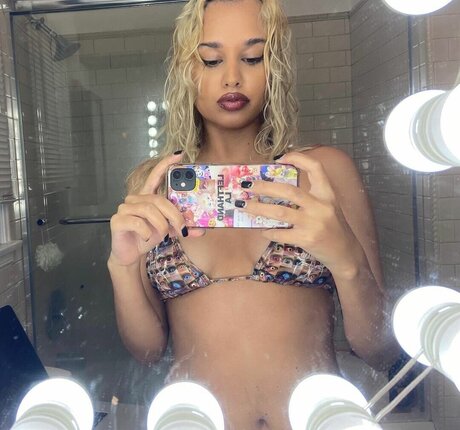 Tommy Genesis ヌードモデル 画像