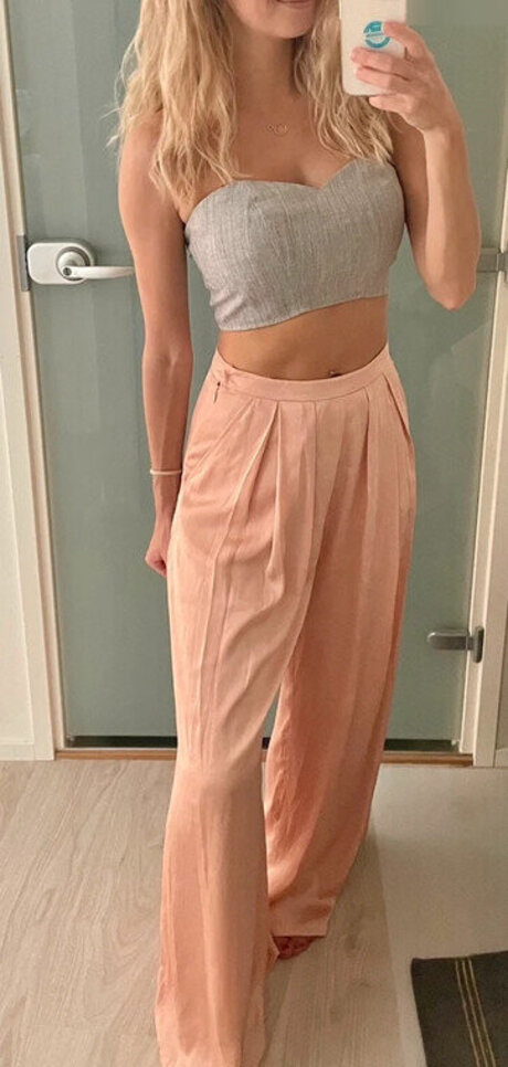 自然な赤毛のオンリーファンズ ポルノグラフィック 画像