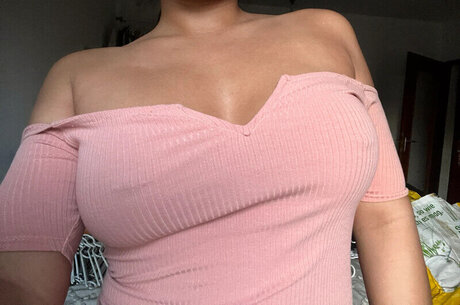 プリティオンリーファンズ ポルノグラフィック 写真