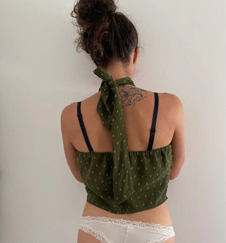 アラブのティーンズオンリーファンズ セクシーヌード 写真