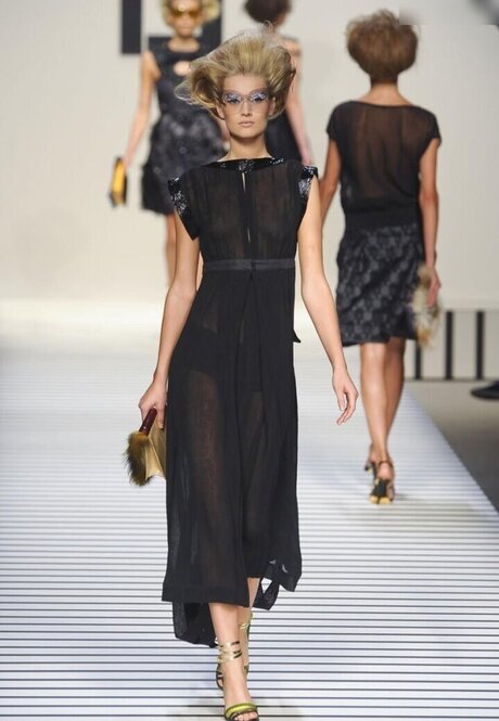 アラブのティーンズオンリーファンズ セクシーヌード 写真