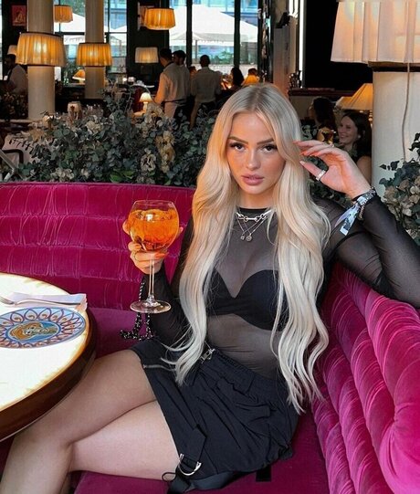 お金 オンリーファンズ ヌード 写真