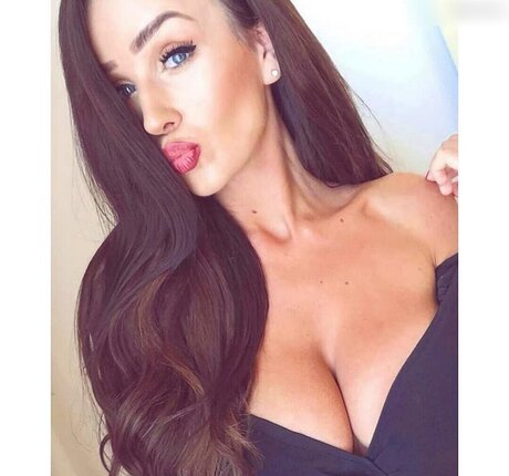 Leonie Schnbck ヌードのポルノスター 写真