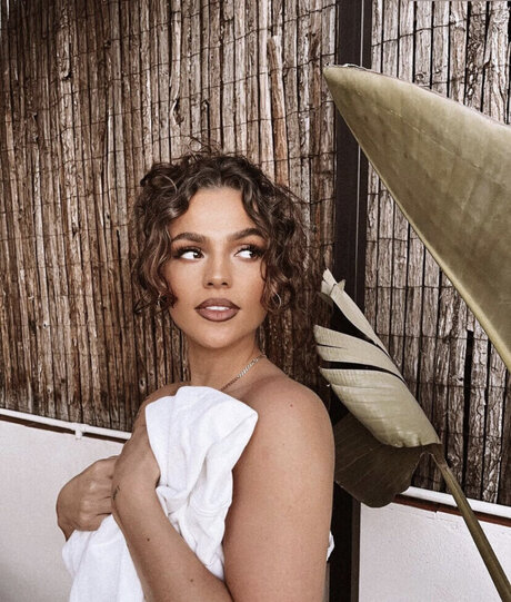 曲線美の女の子オンリーファンズ パーフェクト 写真