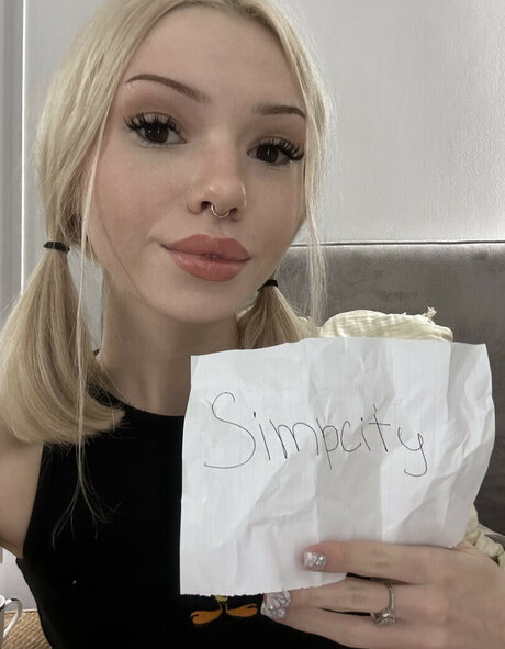 Mia bluebird 裸の女優 ギャラリー