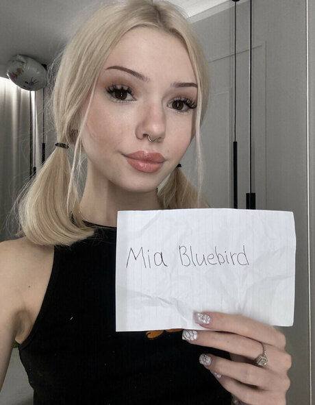 Mia bluebird ポルノモデル 写真