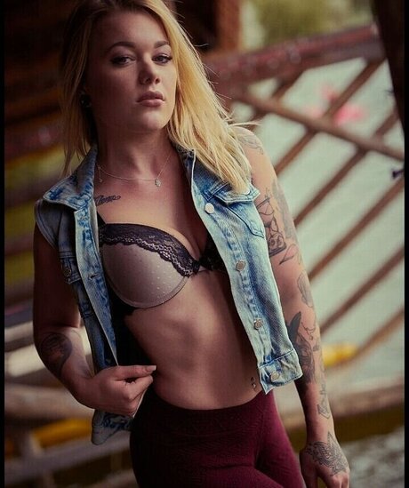 Typischblonnd 可愛いモデル ギャラリー