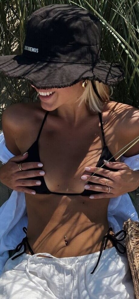 フィットネスインフルエンサーオンリーファンズ セクシー裸 写真