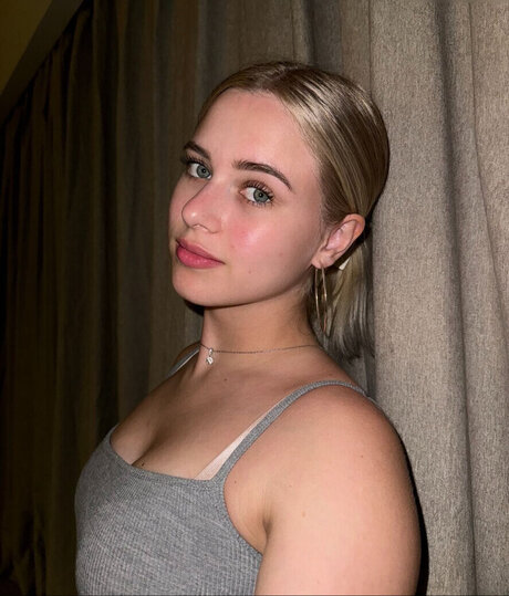 日本の女子高生OnlyFans 素敵 画像