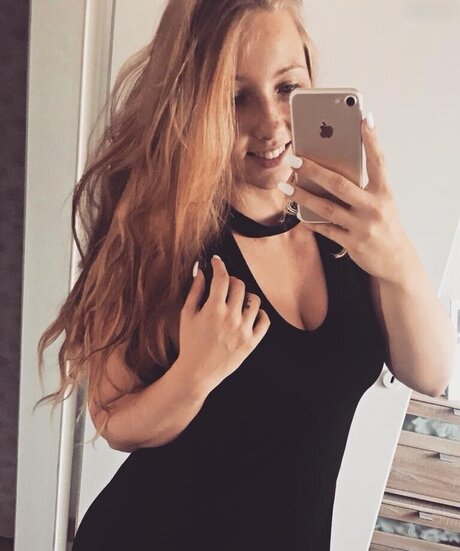 巨乳の赤毛オンリーファンズ ヌード 写真