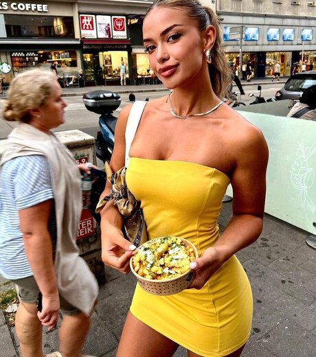 女性の筋肉オンリーファンズ アートヌード 写真