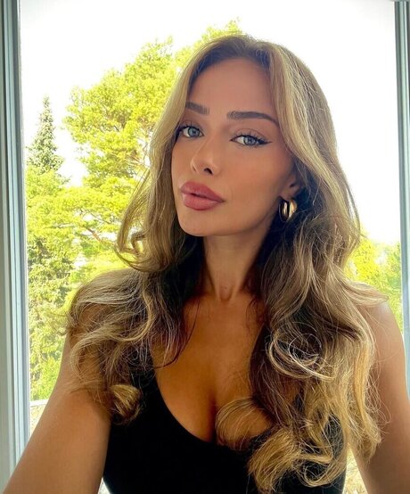 Camilla Nkenke セクシーなスター アーカイブ