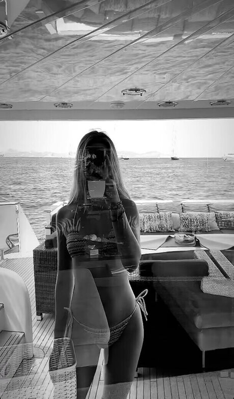 濡れたパンティーOnlyFans アートヌード 写真