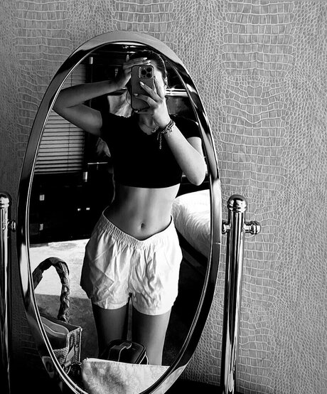 ヌード教師オンリーファンズ セクシーヌード 写真