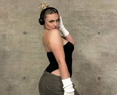 金髪クーガーオンリーファンズ ホット 写真