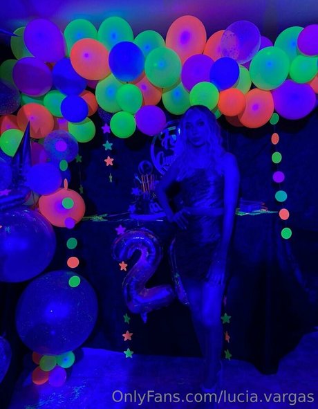 アラブのティーンズオンリーファンズ ヌード 写真