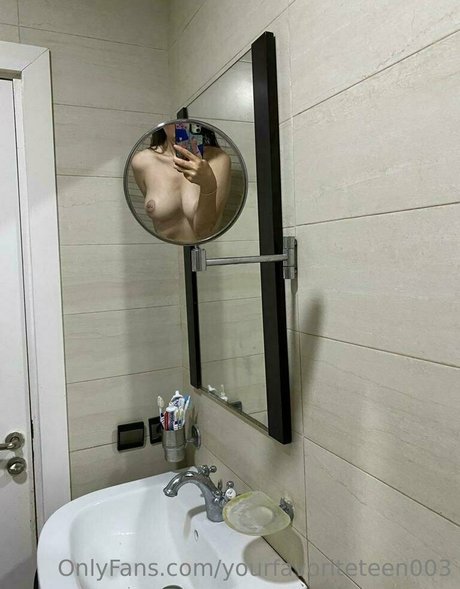 巨大な天然おっぱいオンリーファンズ アート裸 写真