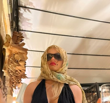 Emily Alyn Lind ポルノスター セクシー ギャラリー