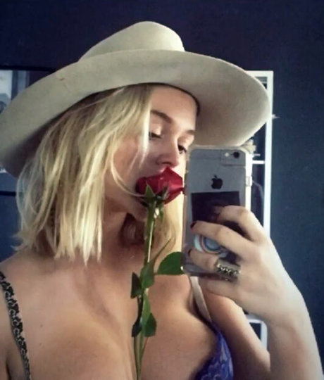 Emily Alyn Lind ポルノスター ホット 写真