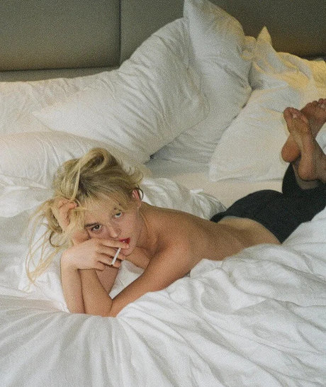 Emily Alyn Lind ポルノスター ホット 画像