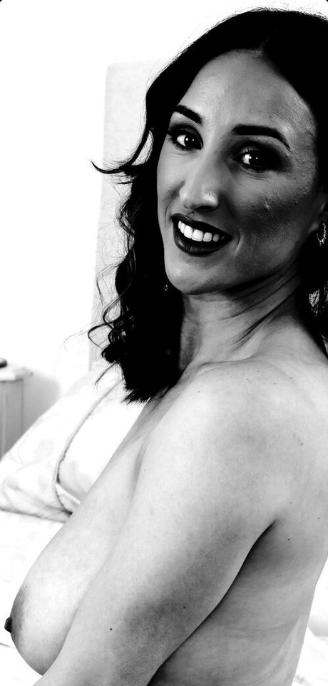 大きな乳首オンリーファンズ アートポルノ 写真