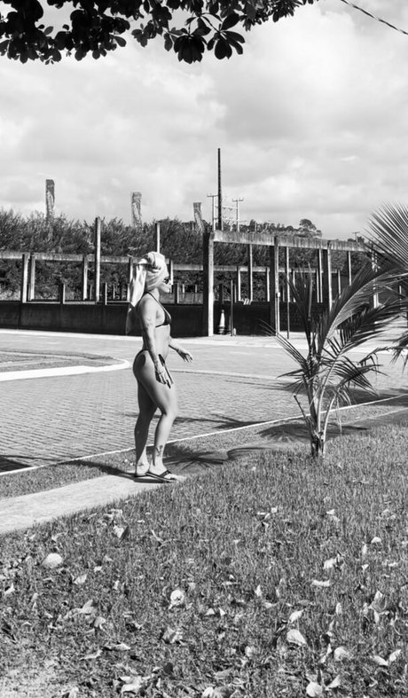 18歳のオンリーファンズ ホット ギャラリー