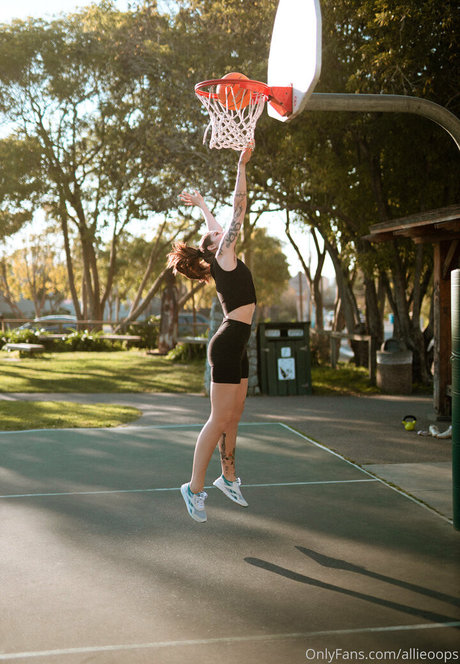 allieoops ヌード女優 写真