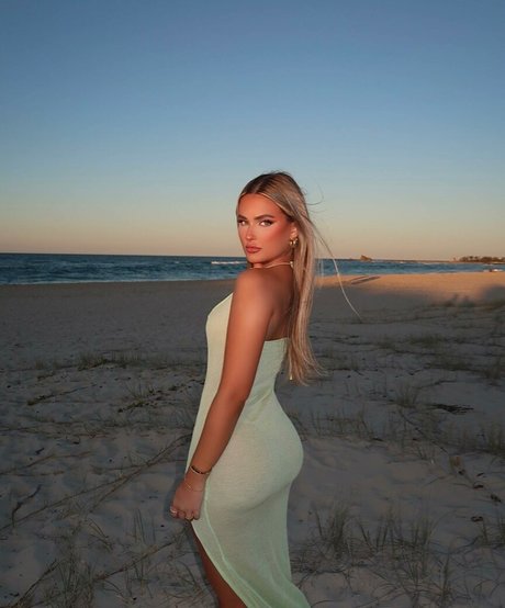 Olivia Prosser アートモデル 画像