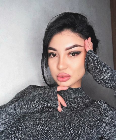 Zhansaya Dakarimova 完璧なスター 画像