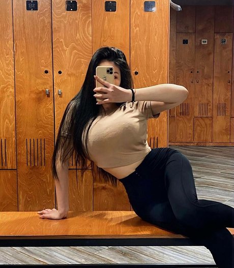 Zhansaya Dakarimova HDモデル 画像