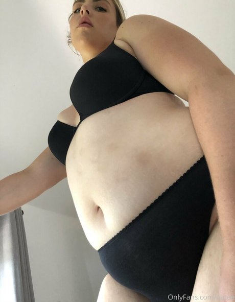 フィットネスインフルエンサーオンリーファンズ ポルノ 画像