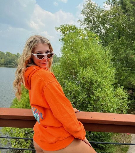 Brooke Isabella XXXモデル 写真