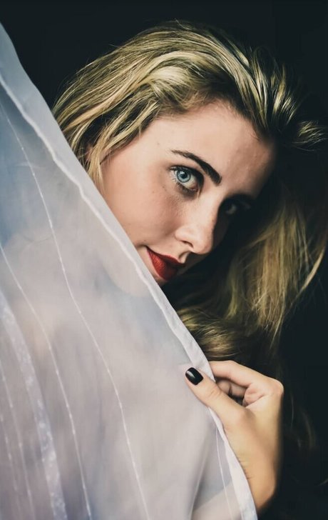 lauratavora HDスター 画像